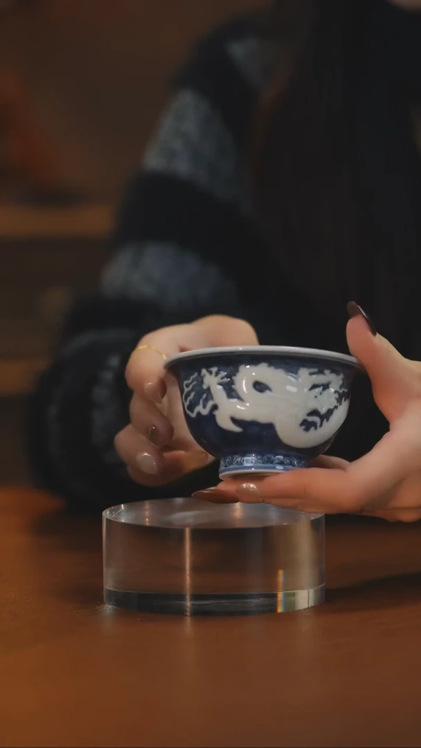 堆雕蓝底白龙压手杯