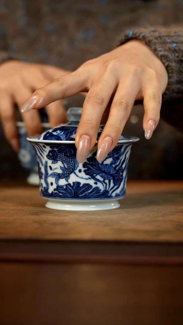 【闪购商品】青花鱼藻纹盖碗展示