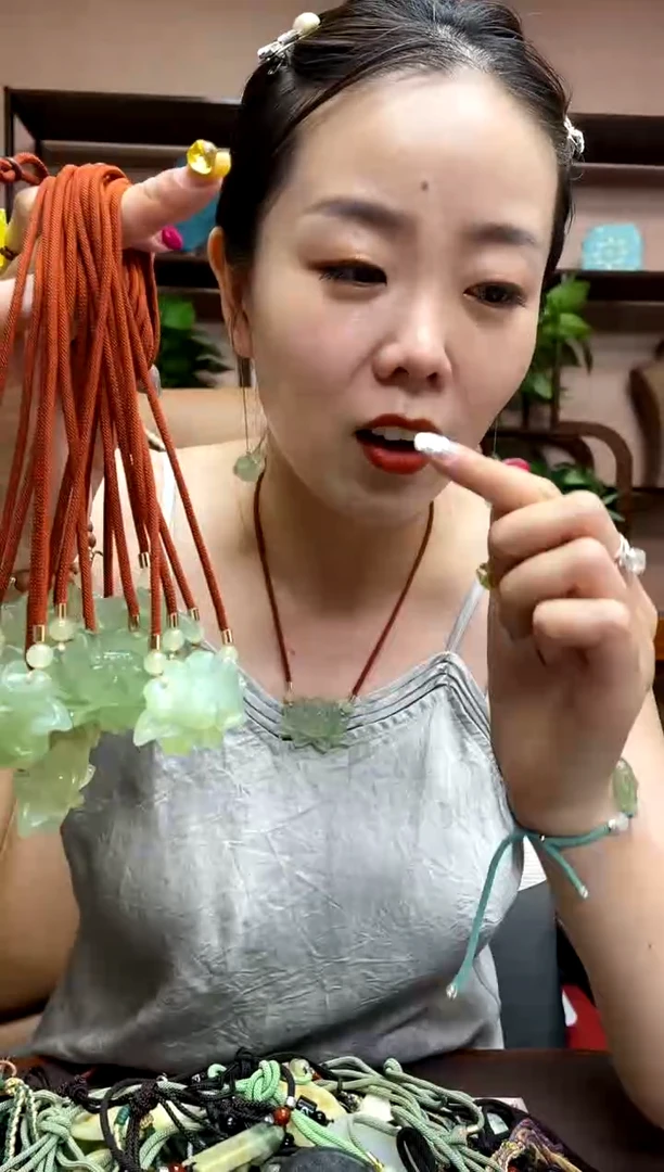 岫玉未镶嵌颈饰多样性发货发其中之一瑕疵