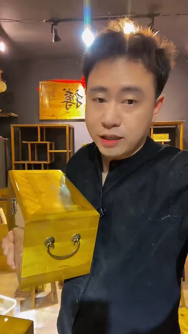金丝楠木制品箱子一个