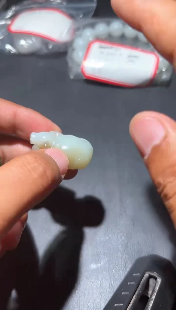 和田玉未镶嵌挂件真****服和田玉挂件