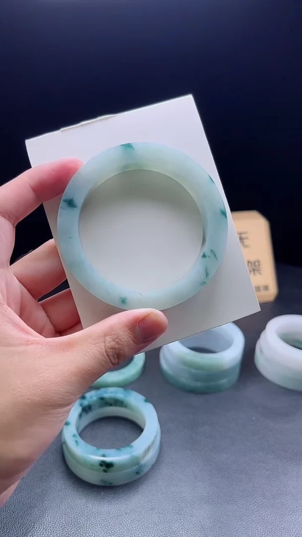 未镶嵌手镯定制翡翠冰**洁定制