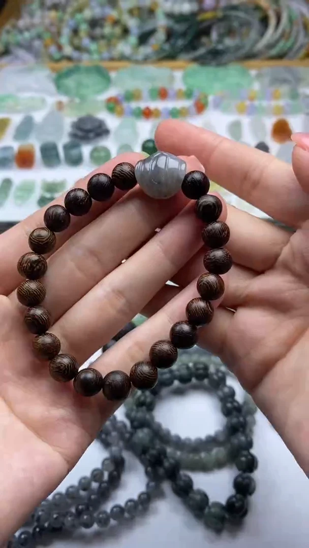 翡翠挂件未镶嵌翡翠