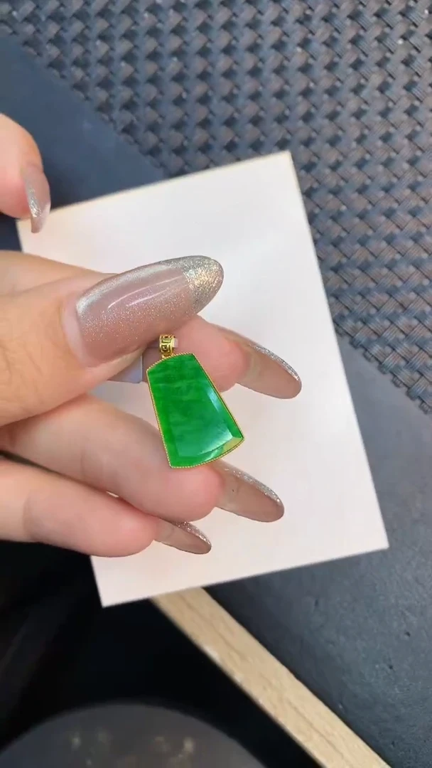 颈饰18K金镶嵌翡翠1