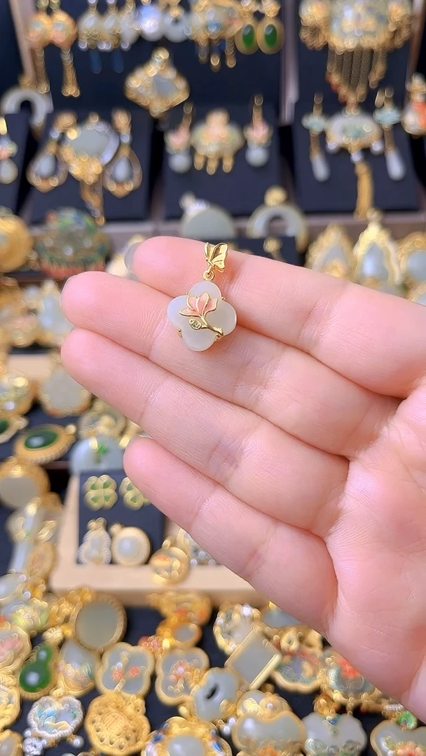 颈饰银S925镀金镶嵌和田玉蝶恋花荷花四叶草吊坠