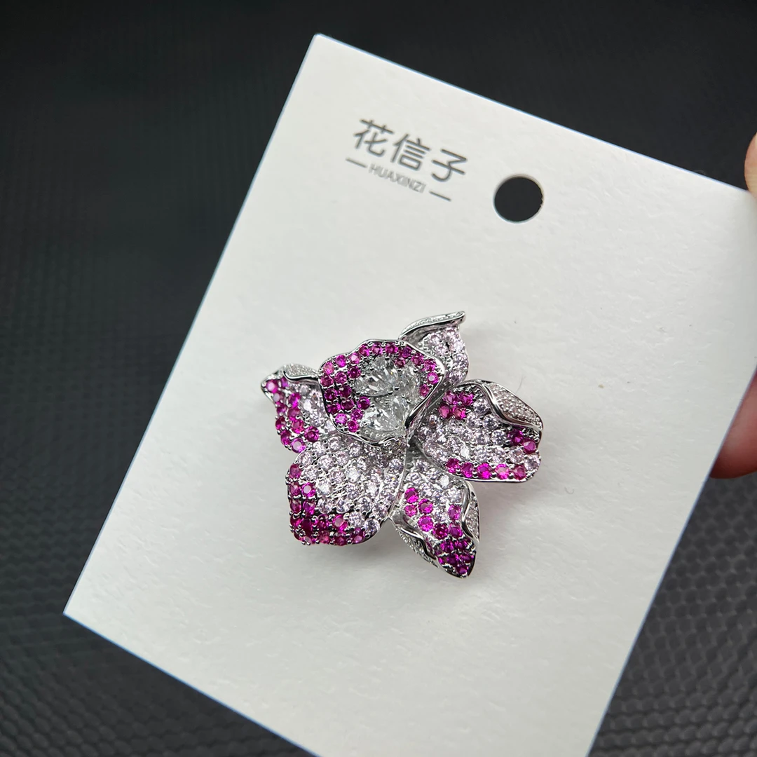 磁铁合成锆石胸针 5525 红刚鸢尾花 无痕磁吸轻奢小众防走光胸花