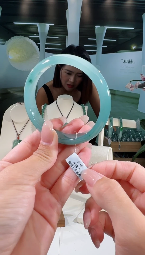 翡翠手镯未镶嵌61圈