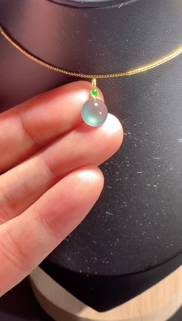 颈饰18K金镶嵌翡翠