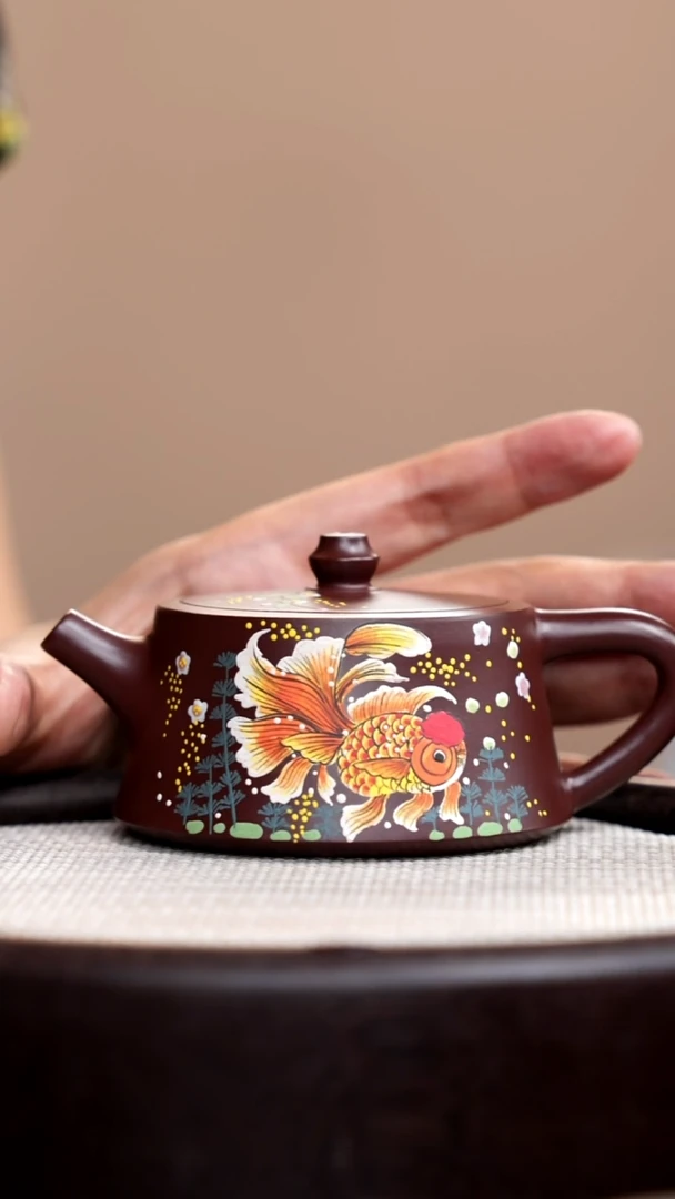 茶壶紫砂紫脂柱础泥绘金鱼