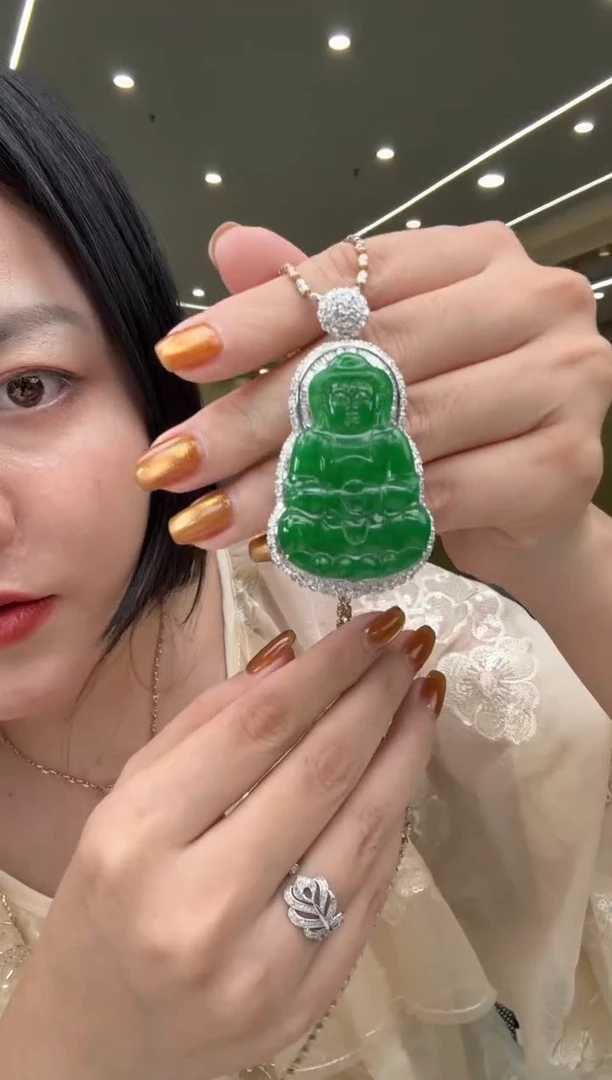 颈饰18K金镶嵌翡翠观音吊坠