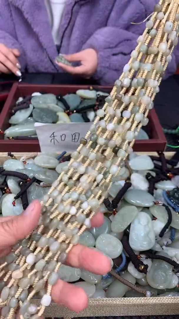 颈饰未镶嵌和田玉（多样性发一件）没有证书有瑕