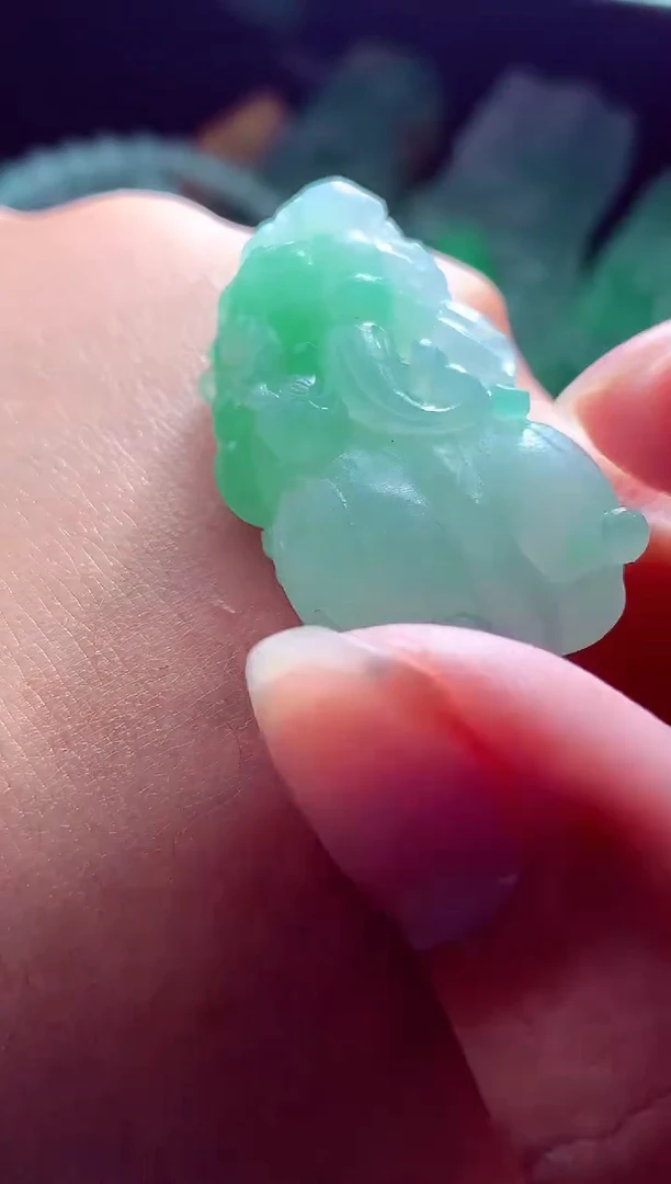 未镶嵌定制翡翠雨***?翡翠毛货定制