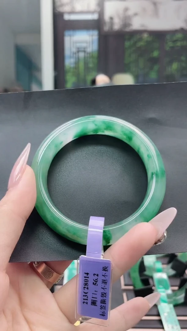 未镶嵌手镯石英质玉（非洲翠）手镯