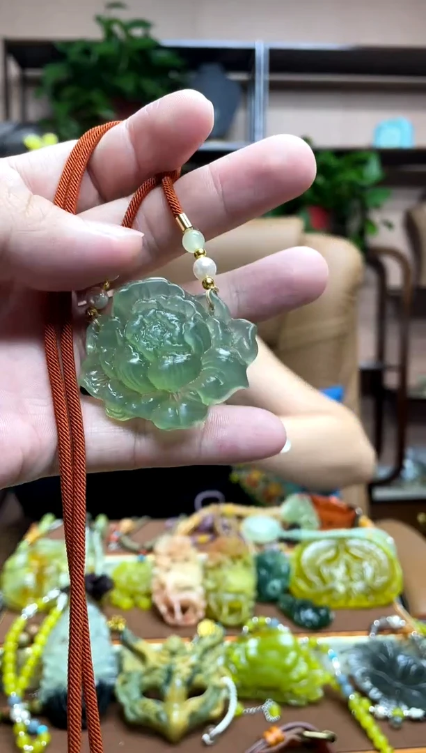 未镶嵌岫玉吊坠`1