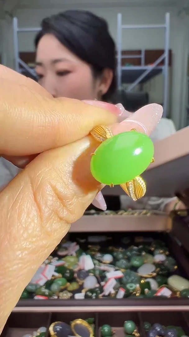 颈饰18K金镶嵌和田玉（多样性发货.发其一)12.27.79