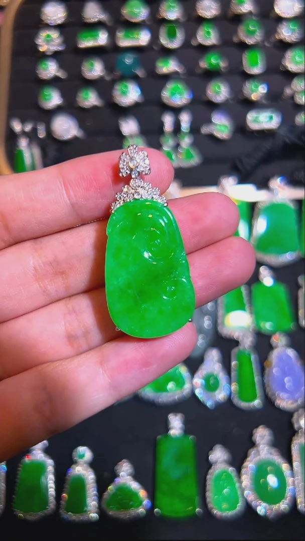 颈饰18K金镶嵌翡翠吊坠