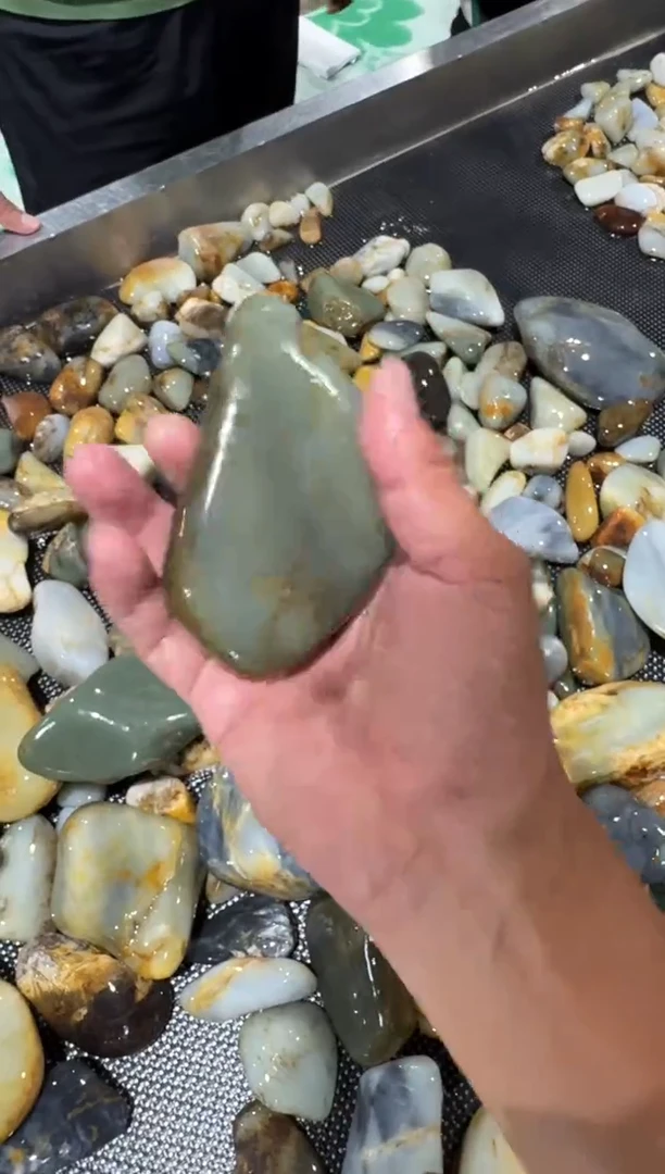 未镶嵌和田玉（糖玉）挂件和田玉