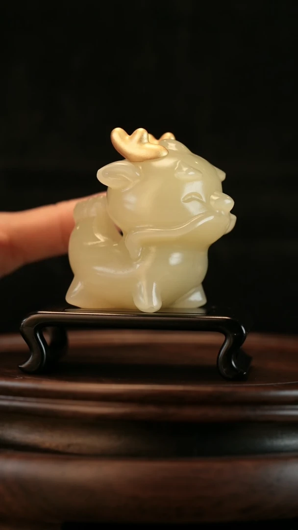 云南石竹叶青雕刻：府上有龙