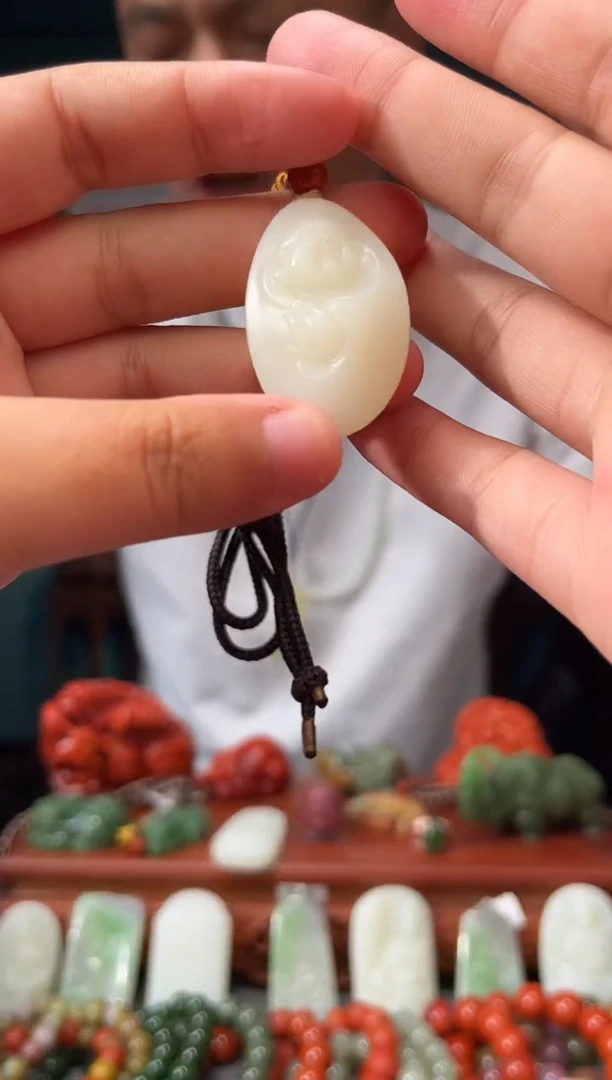 和田玉未镶嵌颈饰吊坠