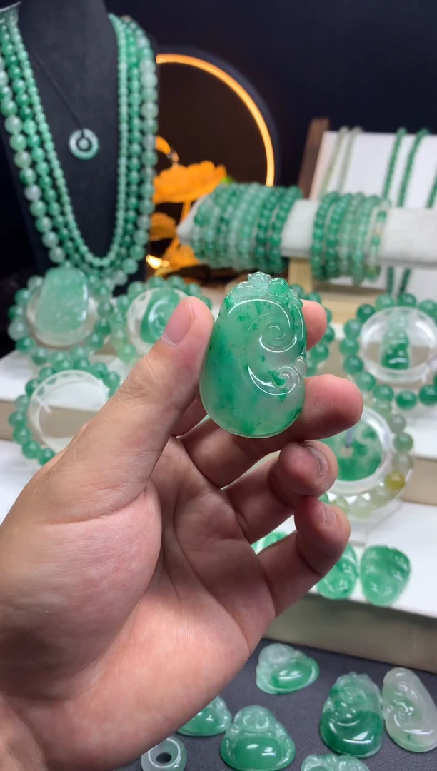吊坠(不含链)未镶嵌石英质玉（非洲翠）如意