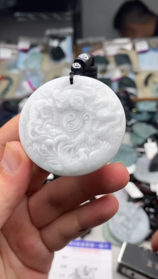 翡翠未镶嵌颈饰 多样性发其一