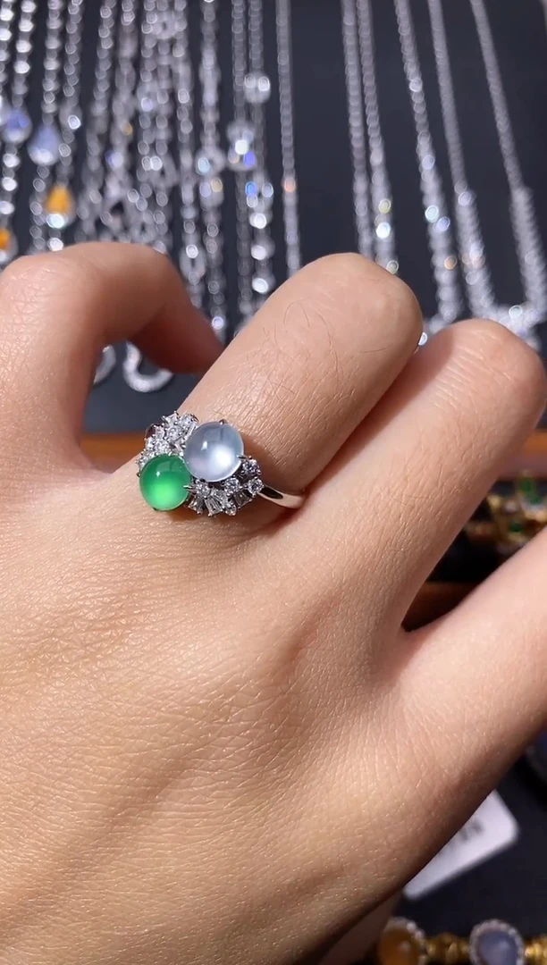 颈饰18K金镶嵌翡翠戒指