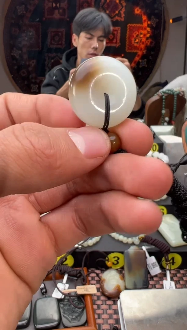 吊坠(赠链)未镶嵌和田玉金山糖白吊坠