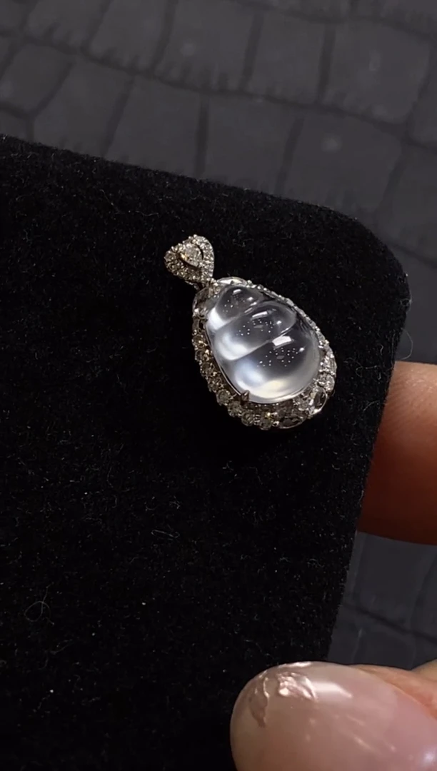 颈饰18K金镶嵌翡翠收到货48小时鉴赏期（超时不退不换）