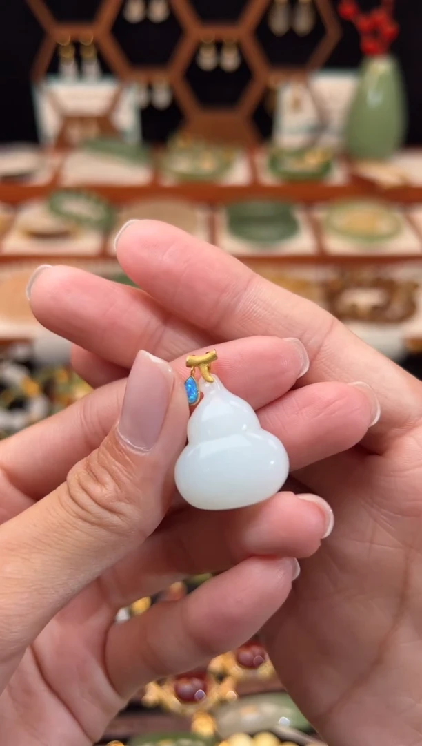 18K金镶嵌和田玉挂件福利