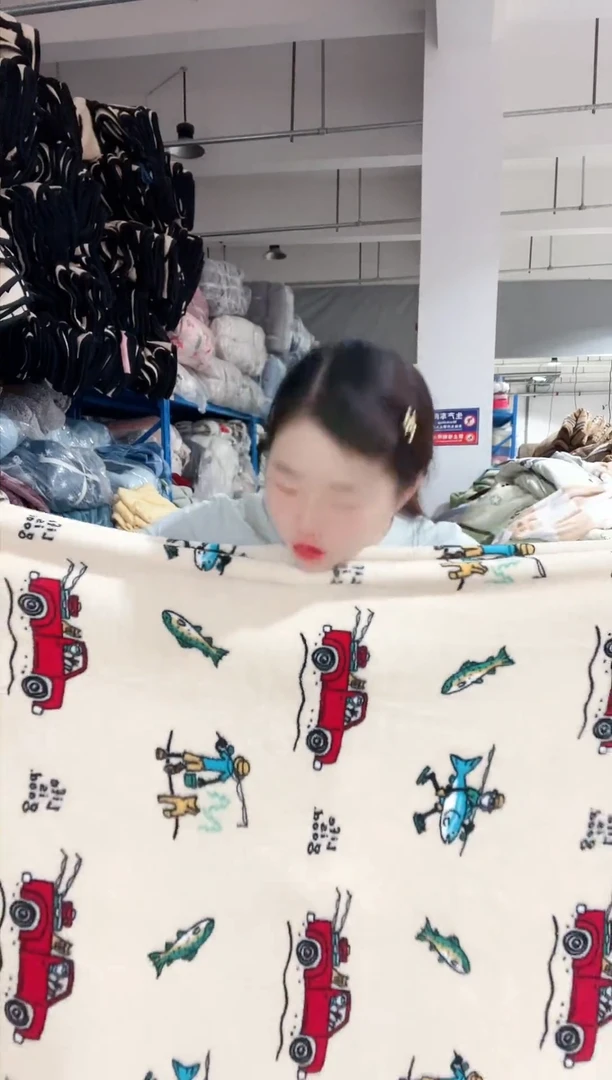 牛奶绒主播手上展示的产品