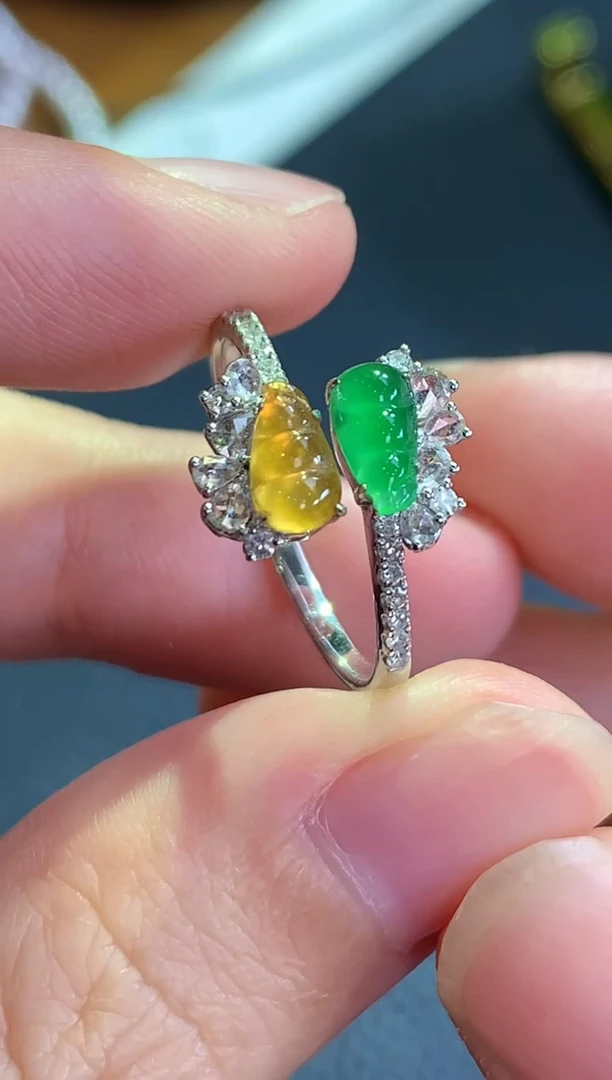 18K金镶嵌戒指翡翠双豆子戒指