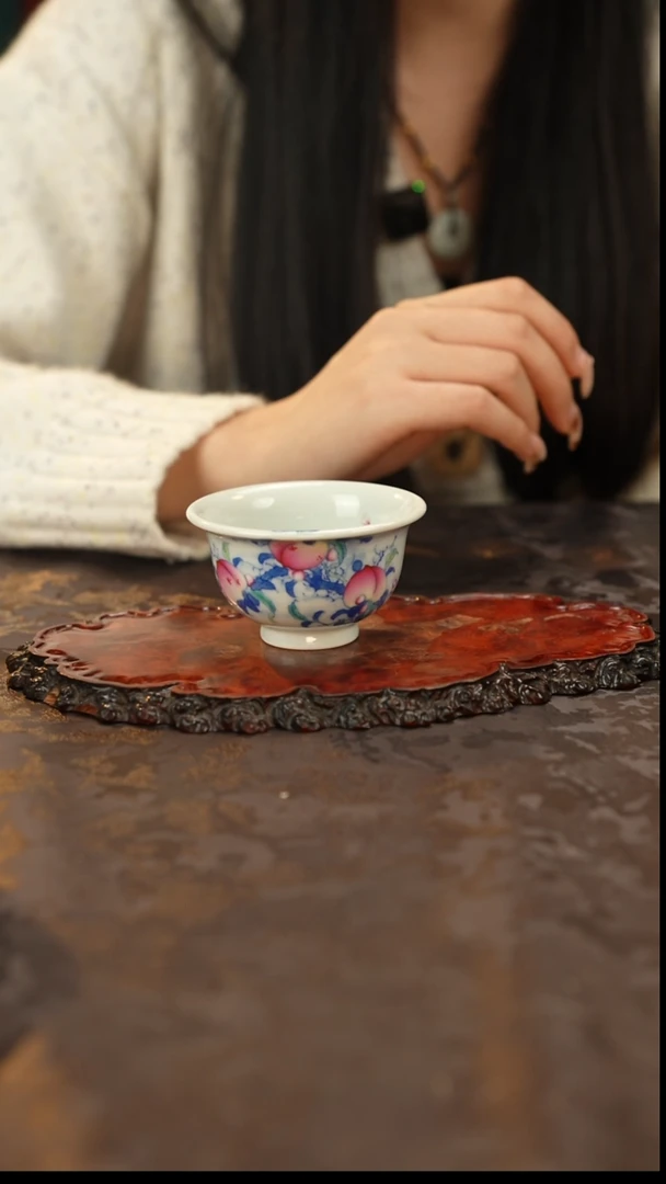 青花手绘斗彩桃子主人杯