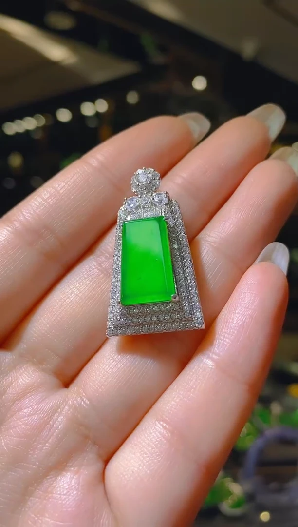 【闪购商品】翡翠吊坠(赠链)未镶嵌016（多样性发货）