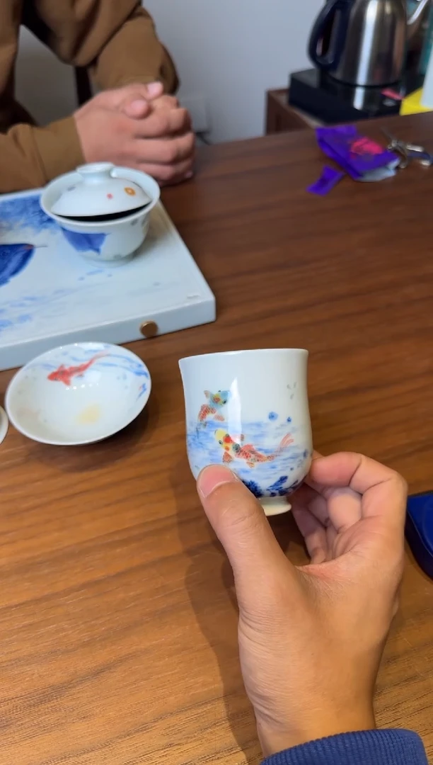 朱清 玲珑鲤鱼手握杯