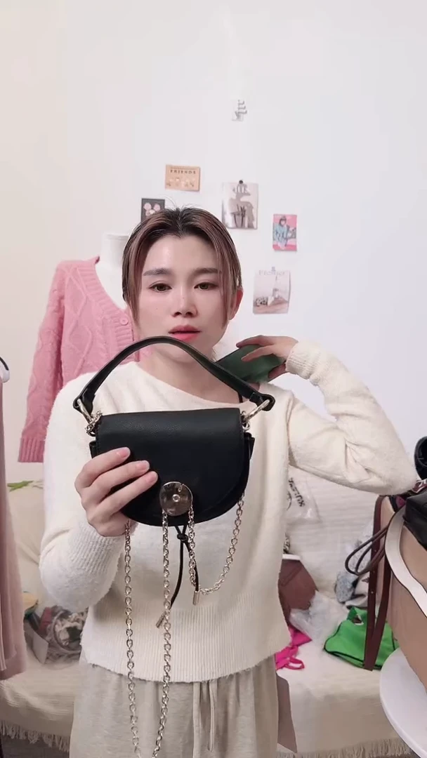 TPU黑色腋下饺子型口袋包