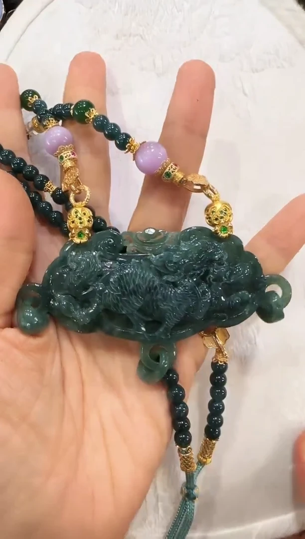 翡翠未镶嵌颈饰国风