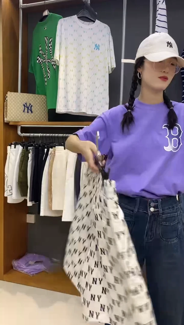 主播手上的白色老花短裤XL码韩