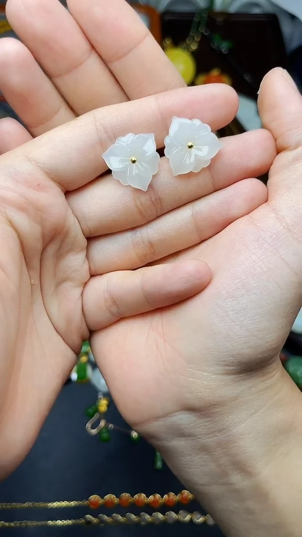 18K金镶嵌和田玉耳饰花朵 06