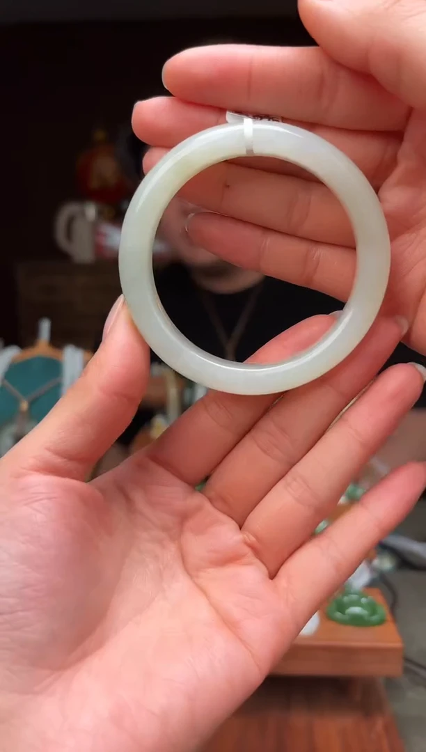 未镶嵌手镯和田玉有包容  41