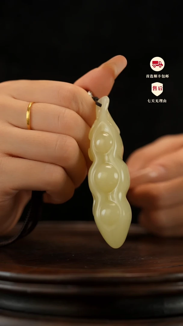 云南石竹叶青雕刻：四季平安手把件