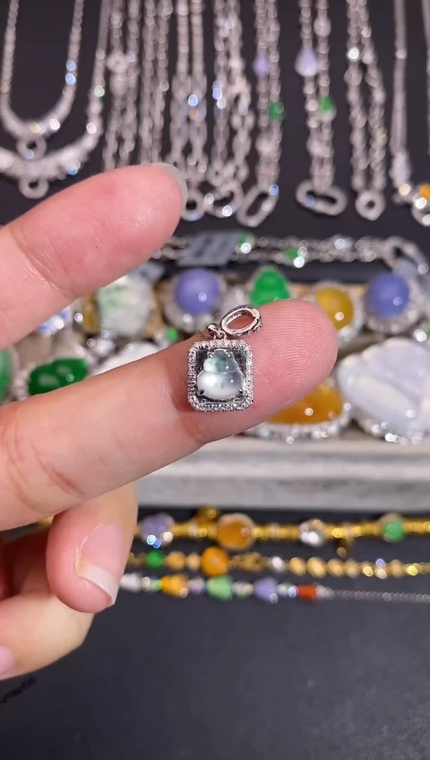 颈饰18K金镶嵌翡翠吊坠