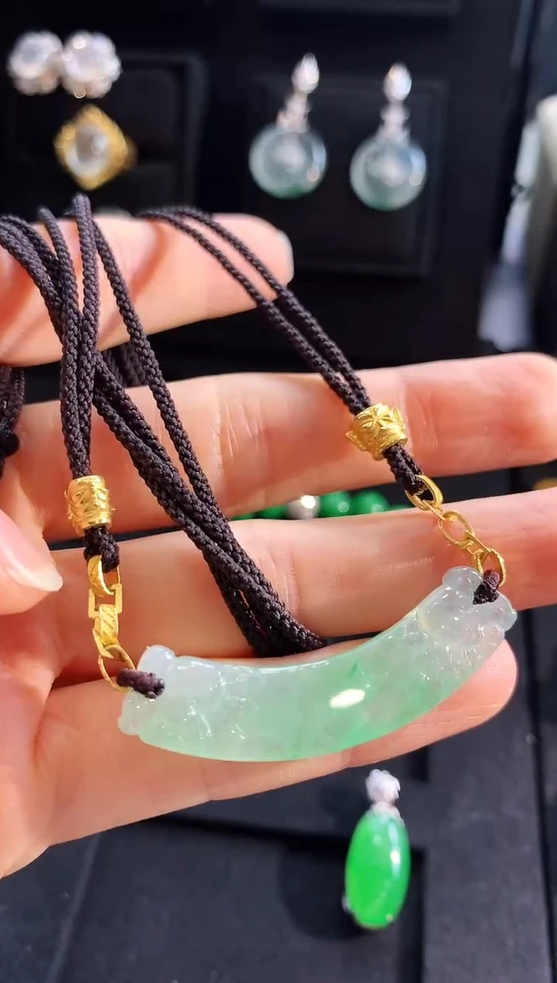 【闪购商品】翡翠颈饰18K金镶嵌吊坠