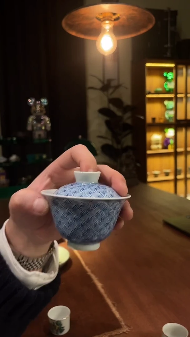 青花铜钱纹盖碗.