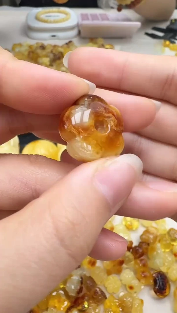 未镶嵌琥珀裸石如图