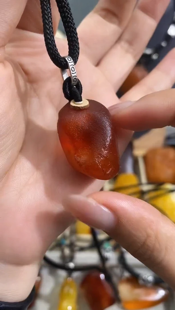 未镶嵌琥珀裸石似玉