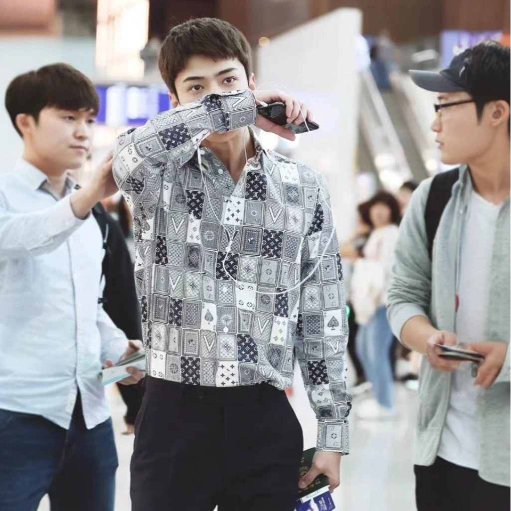 95新 LouisVuitton/路易威登  H14535 灰色扑克满印长袖衬衫 XS码