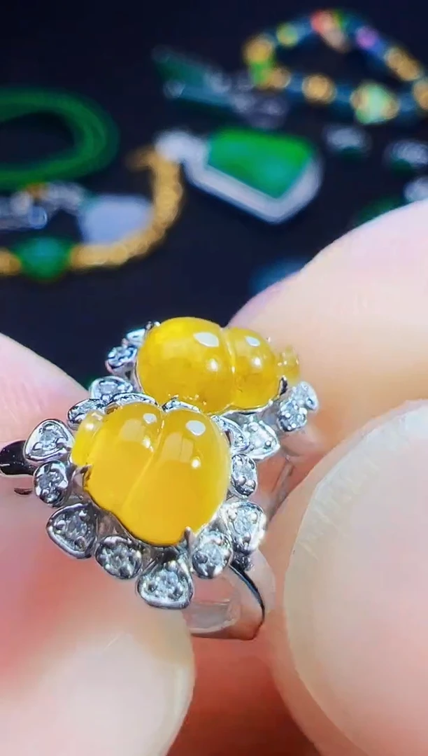 18K金镶嵌翡翠耳饰半*星翡翠