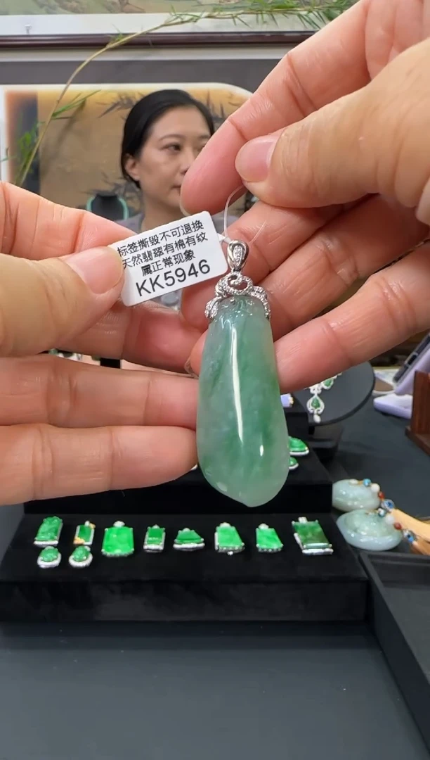 翡翠18K金镶嵌颈饰KK5946福果