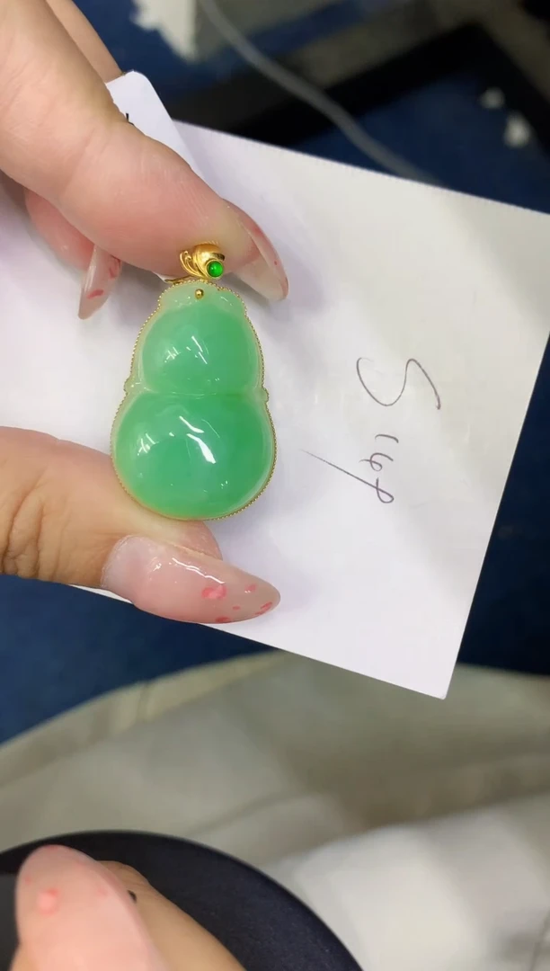 翡翠18K金镶嵌颈饰缅甸天然翡翠A货