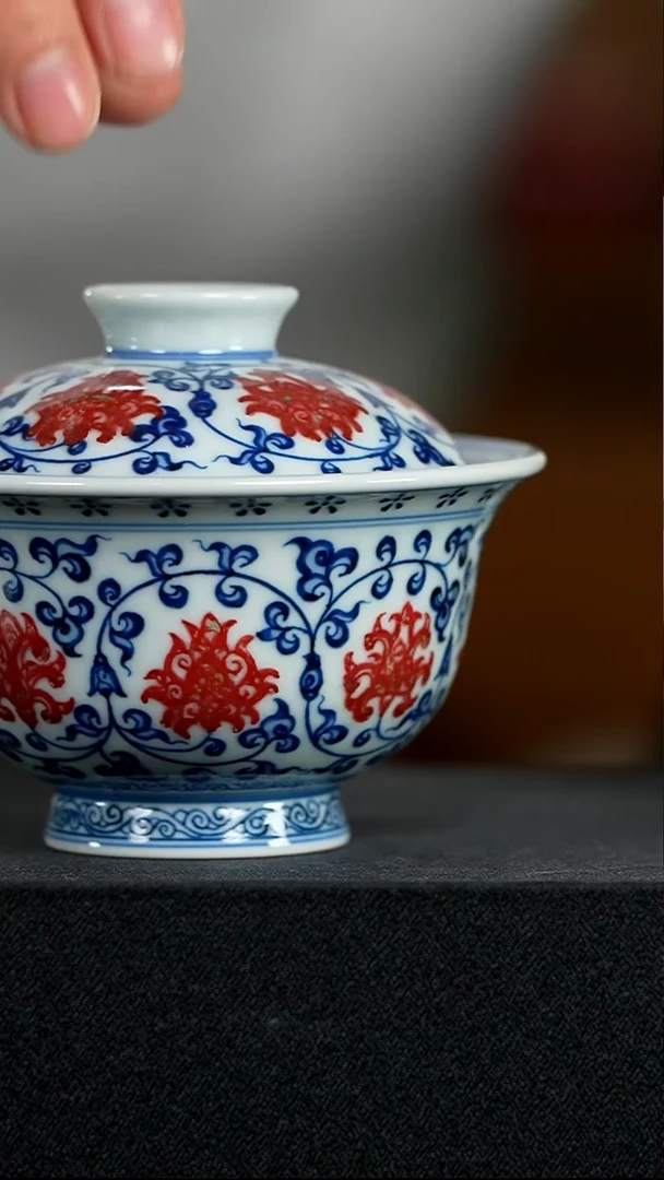 釉里红缠枝宝相花盖碗086